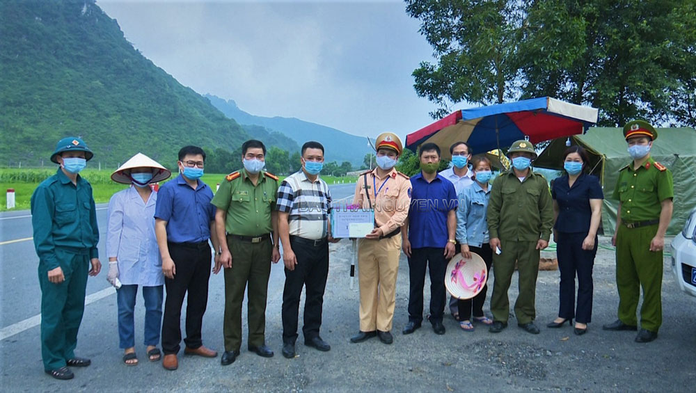  Đoàn công tác của huyện Phú Lương tặng quà, động viên lực lượng trực chốt kiểm soát dịch COVID-19.