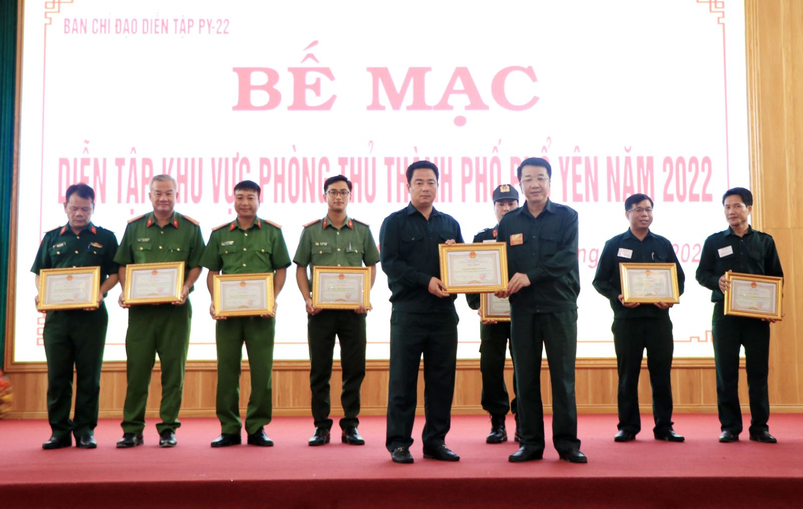  Đồng chí Nguyễn Thanh Bình, Phó Chủ tịch UBND tỉnh trao thưởng cho các tập thể, cá nhân có thành tích xuất sắc trong đợt diễn tập.
