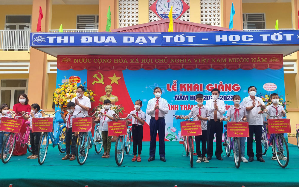  Các đồng chí lãnh đạo tỉnh, nguyên lãnh đạo tỉnh trao tặng quà (xe đạp) của đồng chí Bí thư Tỉnh ủy cho các học sinh nghèo vượt khó của Trường THCS Yên Trạch.