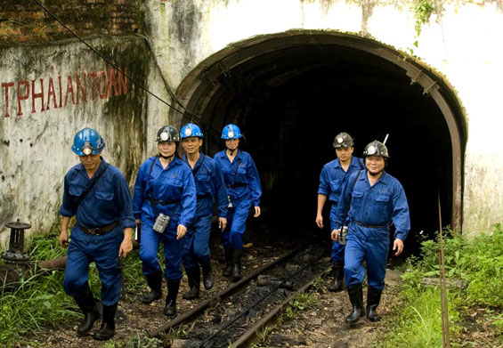  Nhà báo Minh Hằng (đi thứ hai từ trái sang) tác nghiệp tại Mỏ than Phấn Mễ (thuộc Công ty CP Gang thép Thái Nguyên). Ảnh: K.T