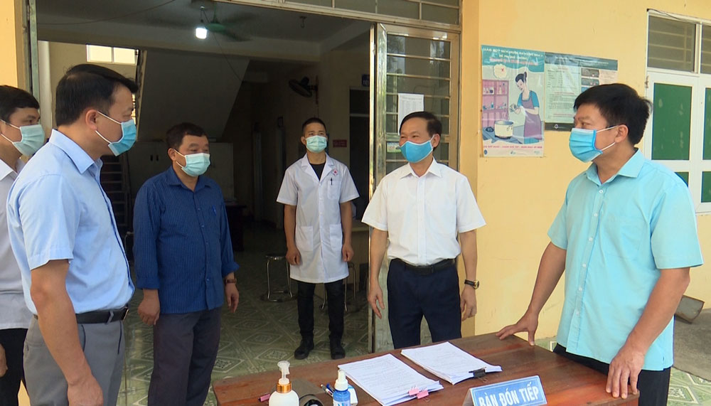  Lãnh đạo huyện Đại Từ và lực lượng chức năng trên địa bàn huyện kiểm tra việc thực hiện quy định về phòng, chống dịch COVID-19 tại xã Lục Ba.