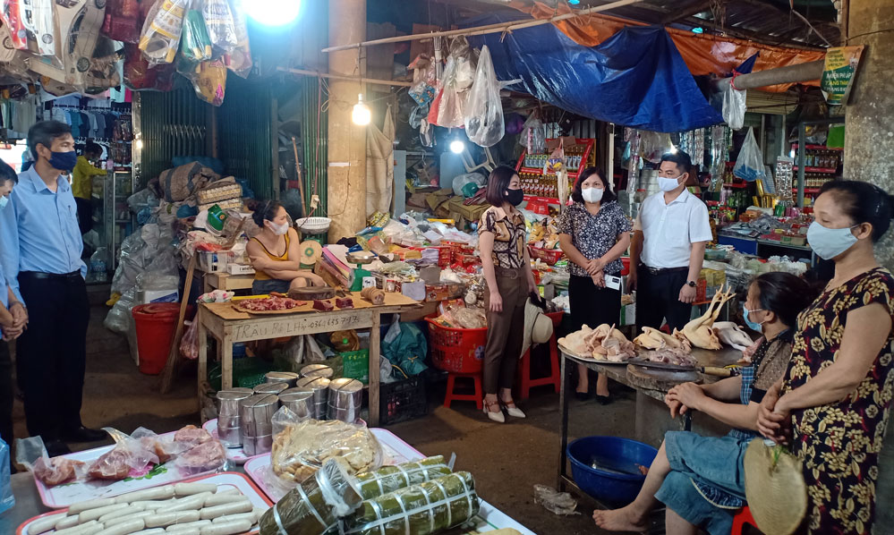  Đoàn công tác tuyên truyền, nhắc nhở người dân thực hiện 5K tại chợ Đu.