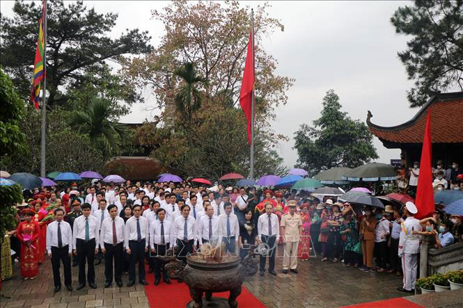  Thay mặt đồng bào cả nước, lãnh đạo tỉnh Phú Thọ và đại diện các cấp chính quyền, đoàn thể đã thành kính dâng hương tưởng nhớ Tổ Mẫu Âu Cơ. Ảnh: Trung Kiên/TTXVN