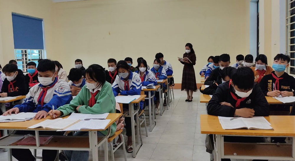  Học sinh các cấp học trên địa bàn huyện Phú Bình tiếp tục học trực tiếp trong hôm nay (26-11) và  tạm dừng đến trường từ ngày mai (27-11) để phòng, chống dịch.