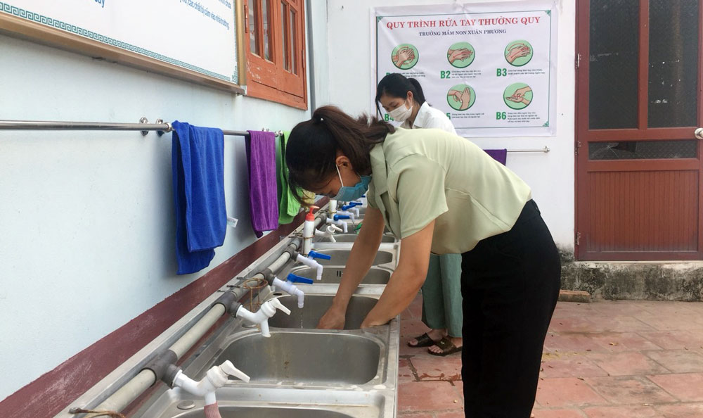  Giáo viên Trường Mầm non Xuân Phương (Phú Bình) vệ sinh khu vực lớp học, chuẩn bị đón học sinh trở lại trường.