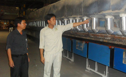  Anh Nguyễn Hồng Phúc, ở Phân xưởng Lò nung - Công ty cổ phần Prime Phổ Yên (người bên phải) với sáng kiến cải tạo hệ thống gió trợ đốt đã làm lợi cho Công ty hàng tỷ đồng mỗi năm.