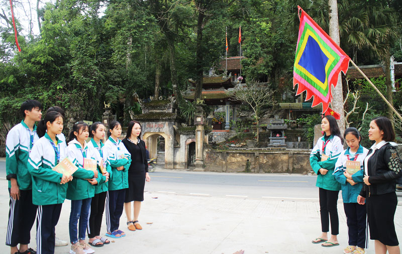  Câu lạc bộ tìm hiểu Lịch sử của Trường THPT Phú Lương trải nghiêm thực tế tại Di tích lịch sử văn hóa Đền Đuổm.