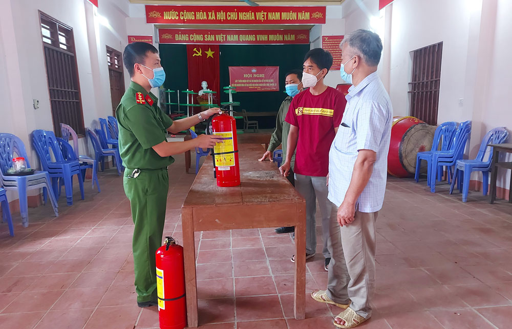  Để kiềm chế sự gia tăng của tội phạm và tệ nạn xã hội, huyện Phú Lương tiếp tục phát huy vai trò của lực lượng công an chính quy cấp xã và các tổ tự quản bảo đảm an ninh trật tự ở cơ sở. Trong ảnh: Công an xã Động Đạt trao đổi, hướng dẫn thành viên tổ tự quản các nghiệp vụ về đảm bảo an ninh trật tự; tiếp nhận, xử lý tin báo tố giác tội phạm; phòng cháy, chữa cháy...