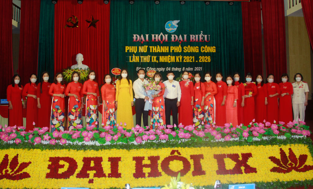 Đại diện lãnh đạo T.P Sông Công tặng hoa chúc mừng các đồng chí được bầu vào Ban Chấp hành Hội LHPN thành phố khóa IX, nhiệm kỳ 2021-2026.