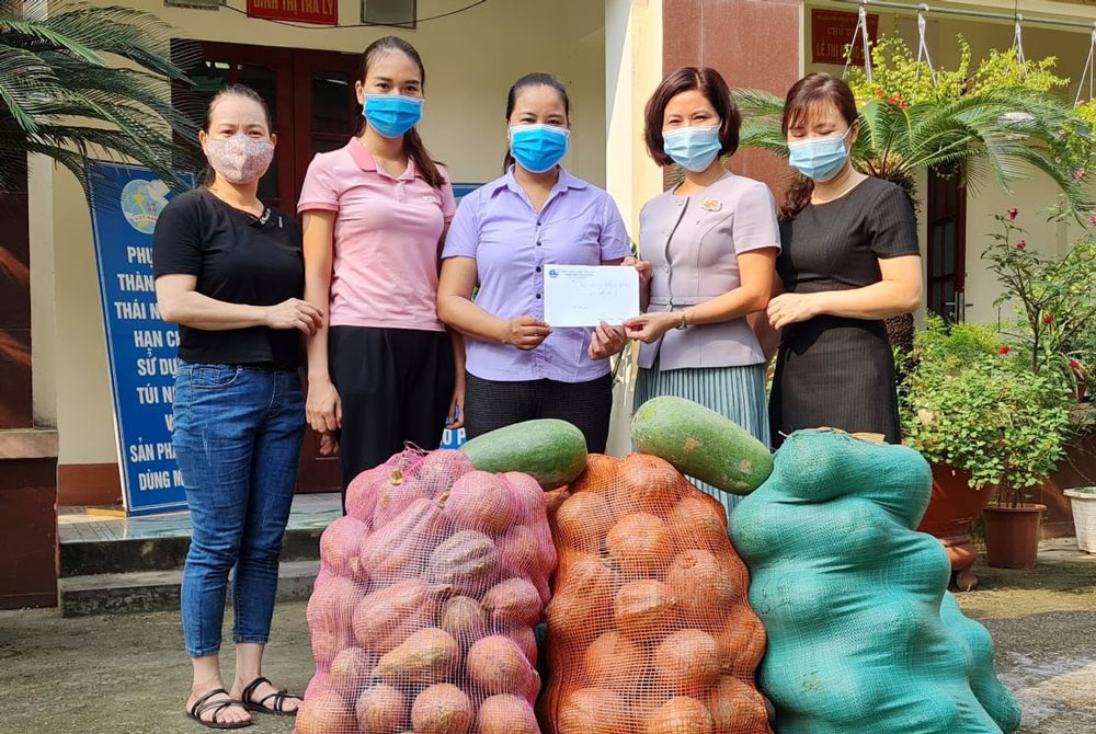  Hưởng ứng Chương trình “Triệu phần quà san sẻ yêu thương”, Hội LHPN T.P Thái Nguyên đã phát động và tiếp nhận ủng hộ từ hội viên để chuyển đến nhân dân các địa phương bị ảnh hưởng bởi dịch COVID-19.  