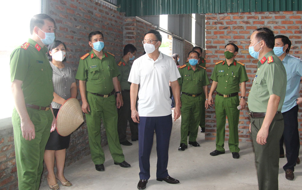  Đoàn công tác thăm, khảo sát các khu vực dự kiến xây dựng bệnh viện dã chiến và khu cách ly của Trại giam Phú Sơn 4.