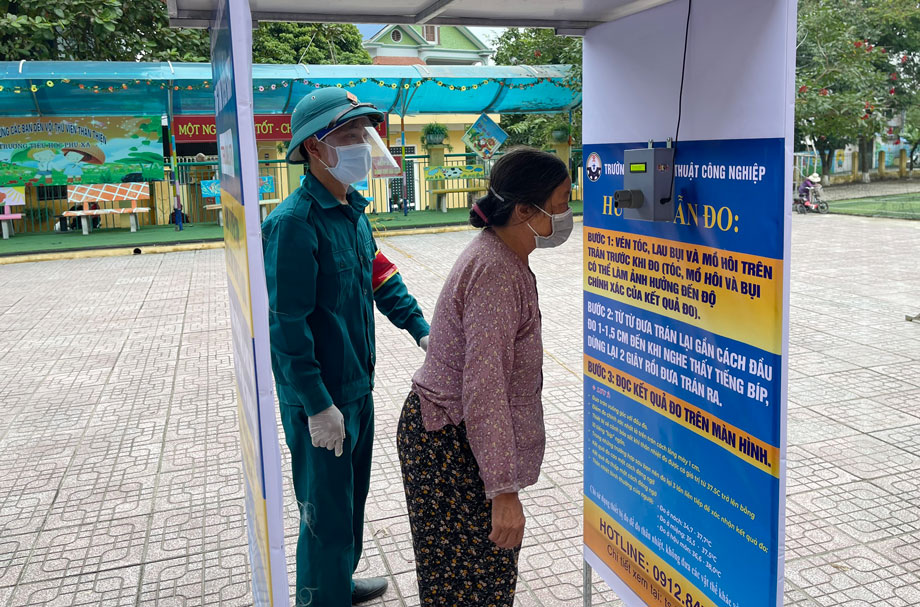  Hiện nay, tỉnh đang tiến hành xét nghiệm sàng lọc Sars-CoV-2 đối với toàn bộ người dân 8 phường phía Nam của T.P Thái Nguyên. Trong ảnh: Hướng dẫn người dân kiểm tra thân nhiệt tại điểm xét nghiệm sàng lọc COVID-19 tại Trường Tiểu học Phú Xá. Ảnh: Hoài Anh