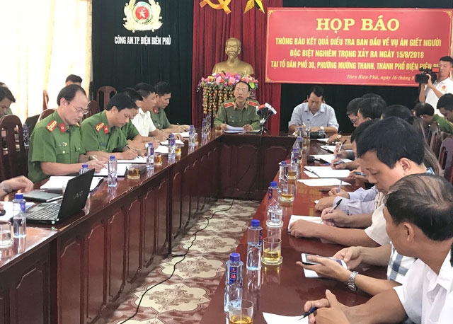  Thiếu tướng Sùng A Hồng, Giám đốc Công an tỉnh và lãnh đạo Ban Tuyên giáo Tỉnh ủy Điện Biên, đồng chủ trì buổi họp báo.