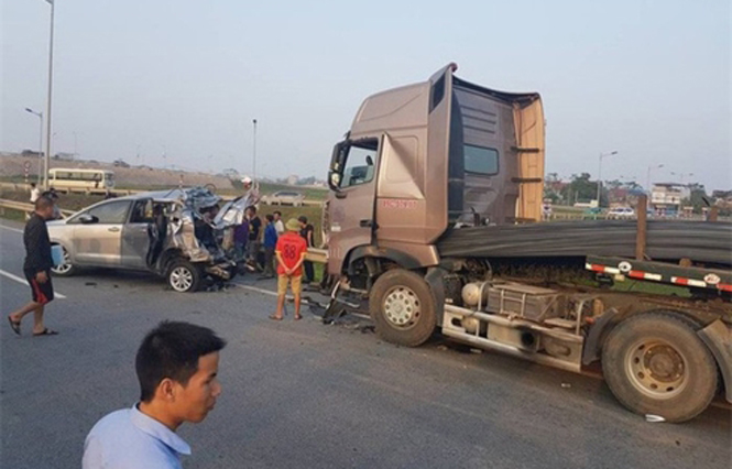  Vụ tai nạn thảm khốc trên cao tốc Hà Nội - Thái Nguyên do xe Innova đi lùi đã khiến 4 người tử vong.