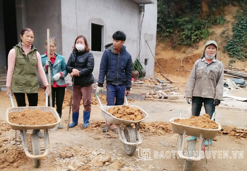  Hội viên Phụ nữ xóm Suối Bốc giúp nhau san nền làm nhà ở.