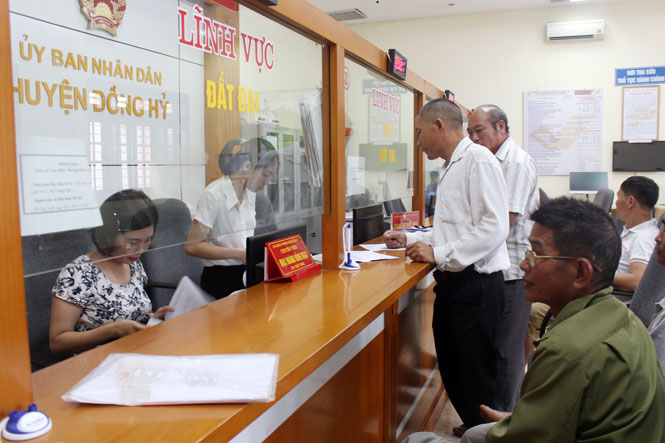  Giao dịch tại Chi nhánh VPĐKĐĐ huyện Đồng Hỷ, đơn vị này hiện chỉ có 3 biên chế đều là lãnh đạo trong khi khối lượng công việc ngày càng lớn.