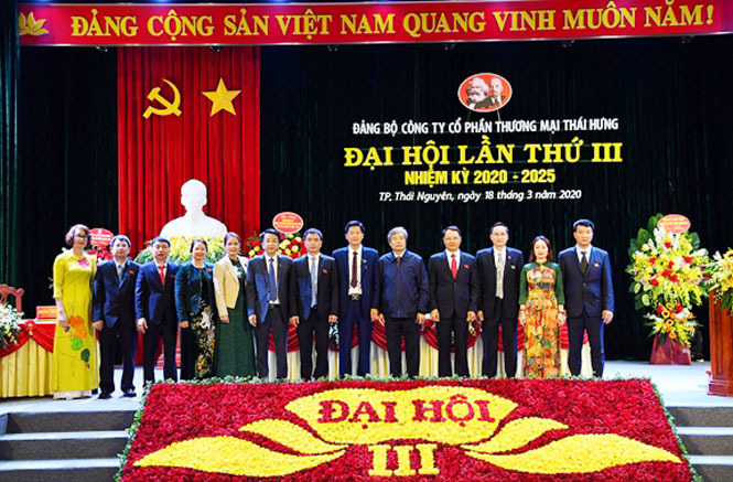  Đại hội Đảng bộ Công ty CP Thương mại Thái Hưng lần thứ 3 đề ra nhiều giải pháp đưa doanh nghiệp phát triển bền vững.Trong ảnh: Ban Chấp hành Đảng bộ Công ty nhiệm kỳ 2020-2025.