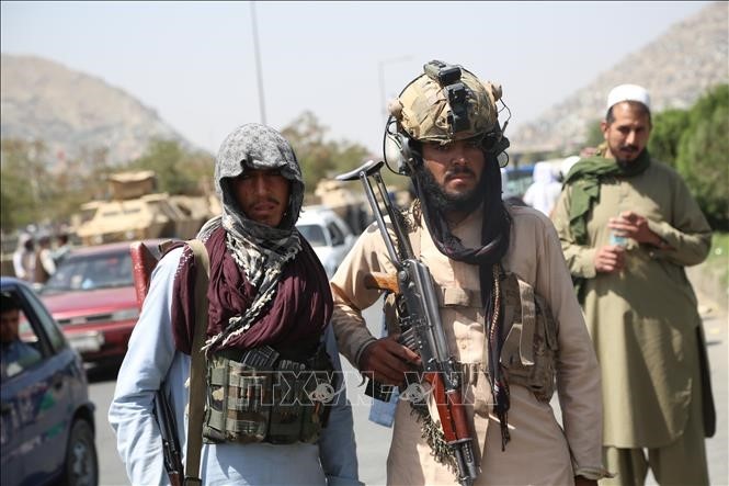  Các tay súng Taliban gác tại thủ đô Kabul, Afghanistan, ngày 16/8/2021. Ảnh: TTXVN