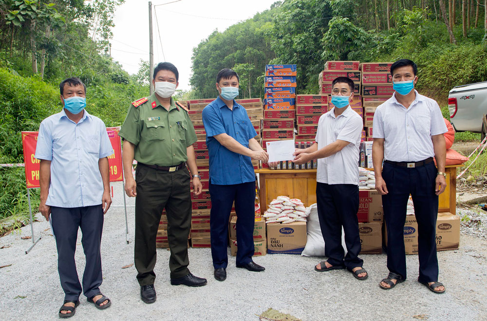    Đại diện lãnh đạo UBND huyện trao quà hỗ trợ người dân xã Phương Giao nằm trong khu vực phong tỏa do liên quan đến hai ca nhiễm SARS-CoV-2 tại tỉnh Bắc Giang có trở về địa phương.