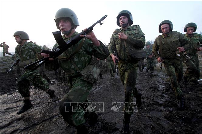  Binh sĩ Belarus tham gia một buổi huấn luyện quân sự ở ngoại ô thủ đô Minsk. Ảnh: AFP/TTXVN