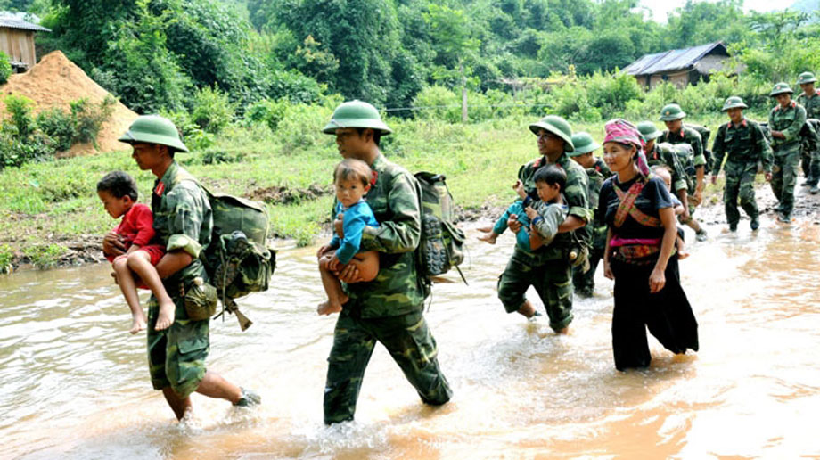  Bộ đội Trung đoàn 82 (Quân khu 2) về giúp người dân xã Nậm Vì, Mường Nhé, Điện Biên. Ảnh: qdnd.vn 