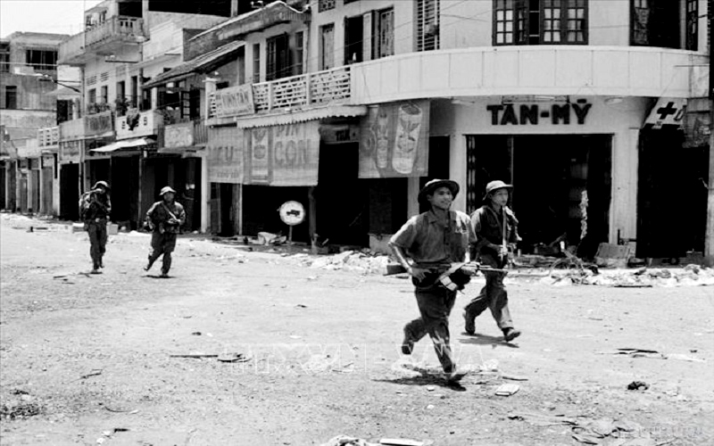  Quân giải phóng tiến vào giải phóng thị xã Quảng Trị. Ảnh: Tư liệu TTXVN