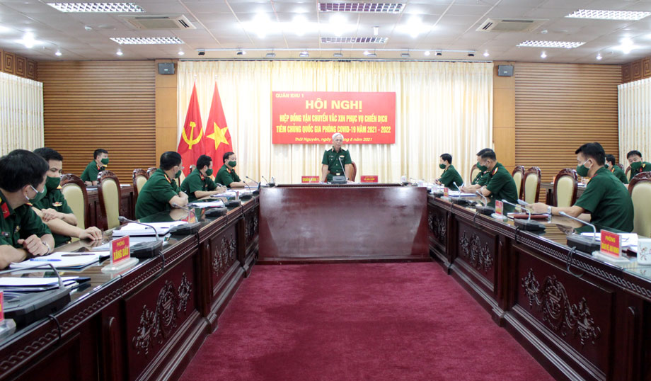  Thiếu tướng Lê Anh Tuấn Phó tư lệnh Quân khu, Trưởng Ban chỉ đạo phòng, chống dịch COVID-19 Quân khu phát biểu tại Hội nghị.