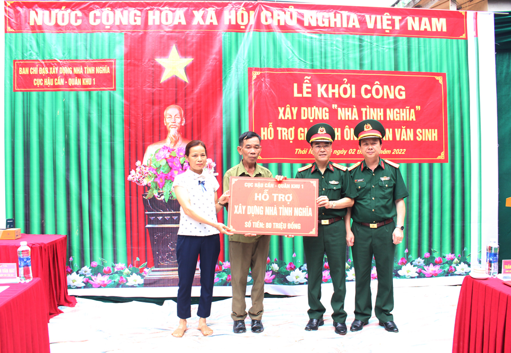  Đại tá Nguyễn Minh Toản, Chủ nhiệm Hậu cần Quân khu 1, trao hỗ trợ xây dựng Nhà tình nghĩa cho gia đình ông Phan Văn Sinh.
