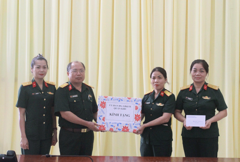  Đại diện Đoàn công tác Ủy ban dân số, Gia đình và Trẻ em Quân khu 1 tặng quà cho Hội phụ nữ Sư đoàn 346.