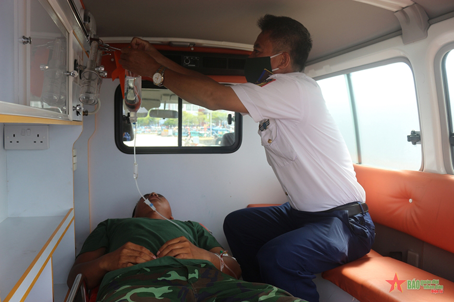 Lực lượng quân y Vùng Cảnh sát biển 4 chăm sóc sức khỏe cho quân nhân bị viêm ruột thừa cấp.