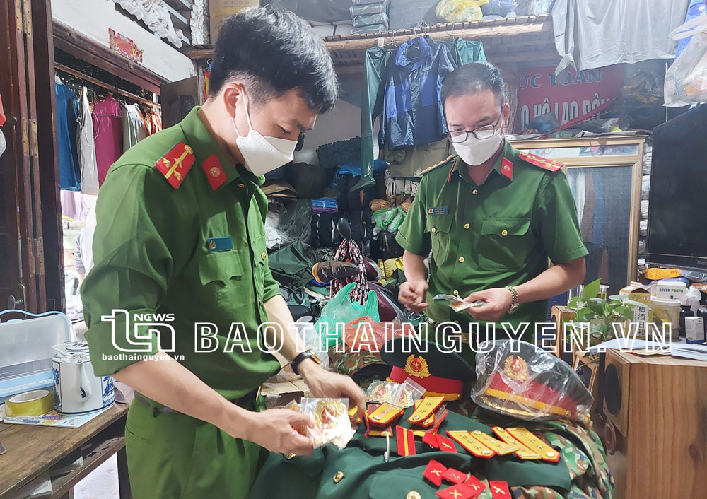 Qua kiểm tra, lực lượng chức năng phát hiện cửa hàng quần áo Đức Toán đang bày bán một số loại hàng hóa giống quân tư trang có dấu hiệu vi phạm quy định của pháp luật.