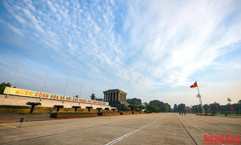  Lá cờ đỏ sao vàng tung bay trên Quảng trường Ba Đình lịch sử nhắc nhở mỗi chúng ta nhớ về thế hệ cha anh, những người đã ngã xuống để Tổ quốc có được nền độc lập, hòa bình hôm nay.
