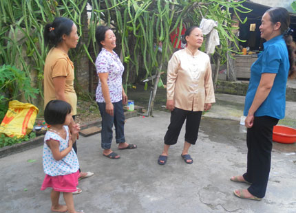  Dù công việc gia đình và đoàn thể rất bận rộn nhưng chị Lê Thị Nguyên (người ngoài cùng bên phải) vẫn dành thời gian quan tâm thăm hỏi, động viên và giúp đỡ mọi người, nhất là những người khó khăn.