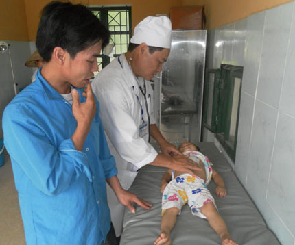  Bác sỹ Hoàng Trọng Ba, Trạm trưởng Trạm Y tế xã Minh Đức (Phổ Yên) đang thăm khám bệnh nhân.