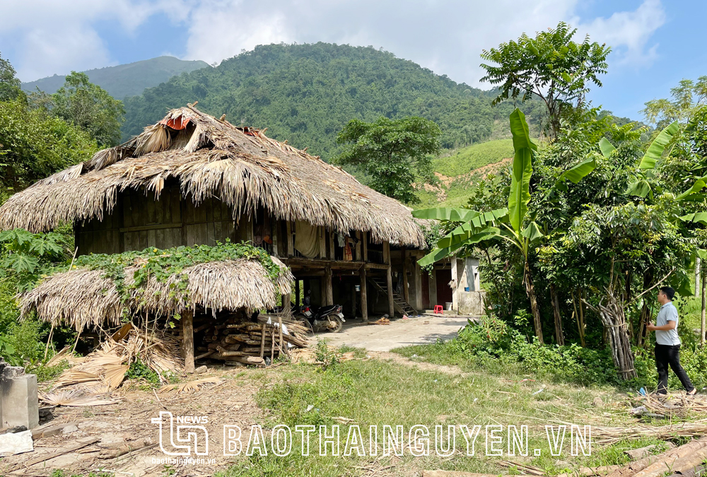  Ngôi nhà của gia đình anh Bùi Thọ Cường hiện đã xuống cấp nghiêm trọng, nhưng không thể xây dựng nhà mới do nằm trong vùng quy hoạch hồ Làng Pháng.