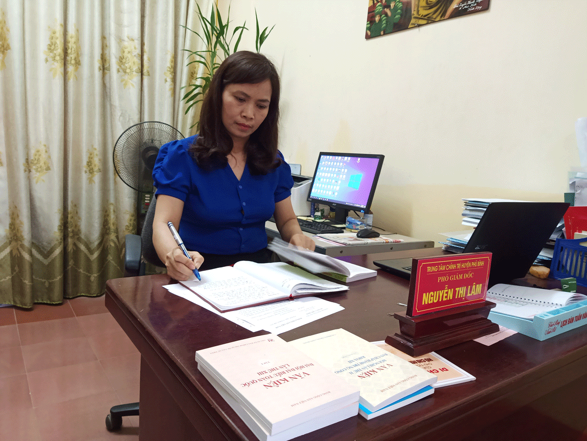  Chị Nguyễn Thị Lâm luôn chuẩn bị giáo án chu đáo trước khi giảng dạy.