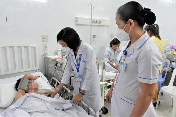 BS CKII Nguyễn Thị Phương Nga, Trưởng Khoa Nội thần kinh, BV Thống Nhất (TP.HCM) thăm khám cho bệnh nhân T.N.K.