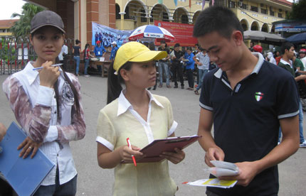  Nhiều thí sinh ra sớm vì đề thi khó