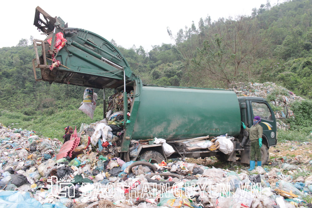  Do chưa được phân loại nên lượng rác thải sinh hoạt phải chôn lấp tại bãi rác Phúc Thành (Đồng Hỷ) ngày càng nhiều.