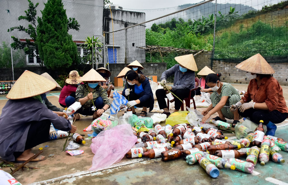   Phụ nữ tổ 4, thị trấn Quân Chu (Đại Từ) cùng nhau làm gạch sinh thái từ rác thải nhựa.
