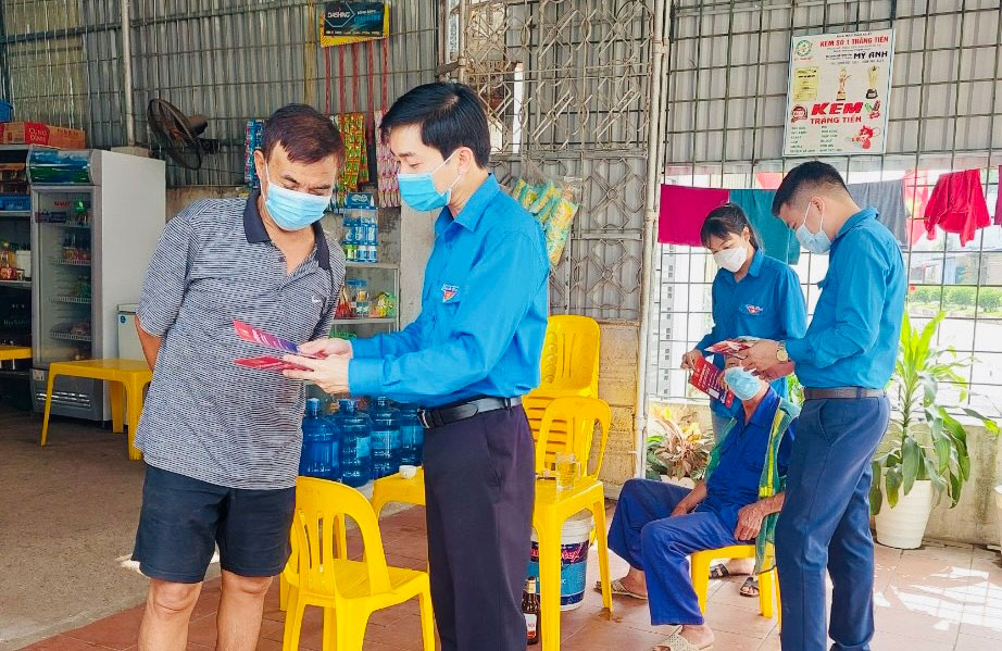  Cán bộ, đoàn viên thanh niên đến nhà người dân hỗ trợ cài đặt và sử dụng các ứng dụng phòng, chống dịch.