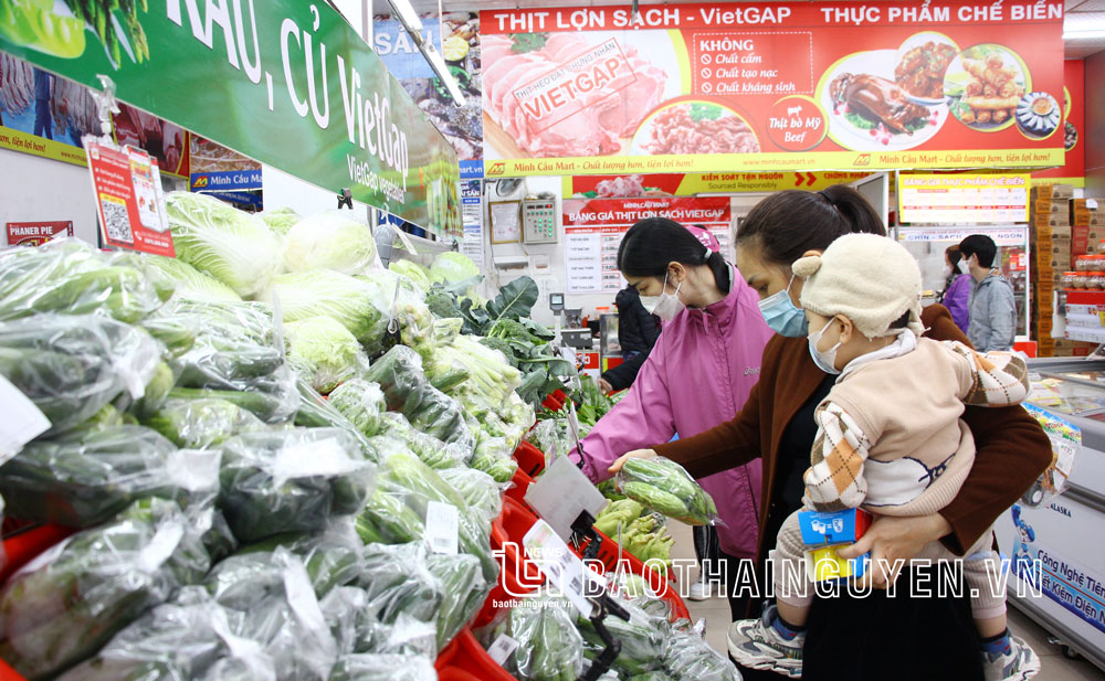  Người tiêu dùng nên lựa chọn các sản phẩm an toàn bày bán tại các đơn vị, cơ sở uy tín nhằm tránh mua phải thực phẩm bẩn. Ảnh: Q.T