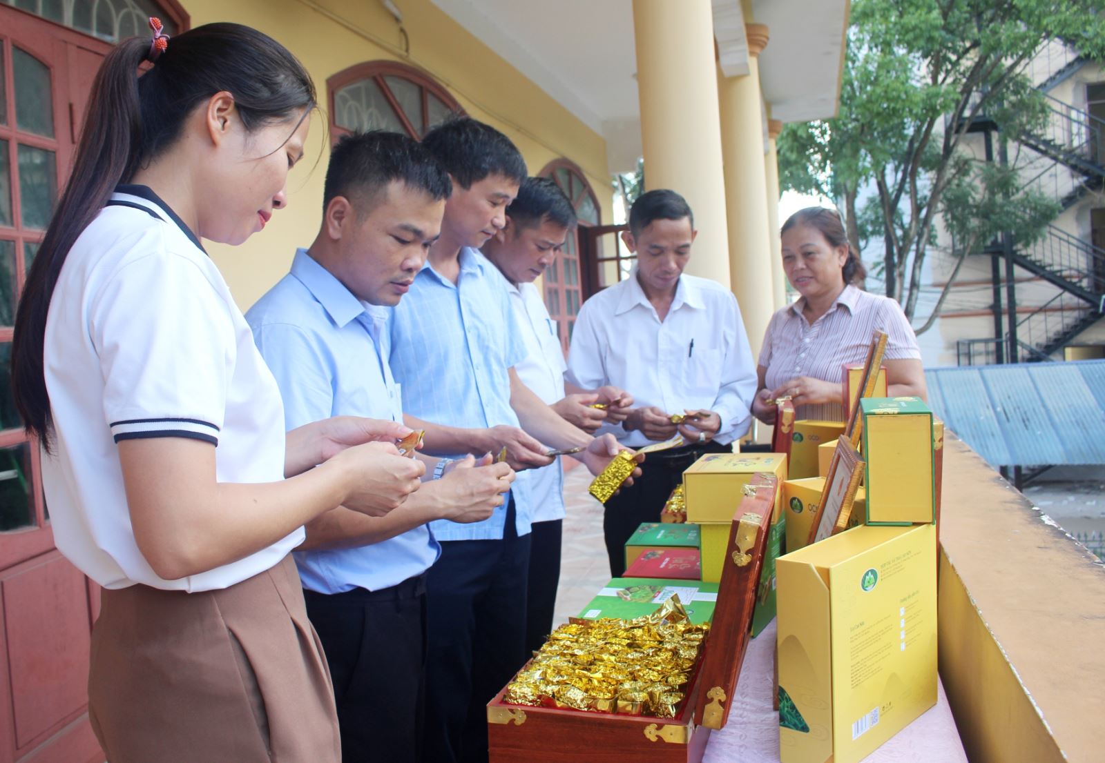  Các đại biểu tham quan một số sản phẩm nông nghiệp ở TP. Sông Công đã được chứng nhận là sản phẩm OCOP đạt từ 3-4 sao trưng bày tại Hội nghị.