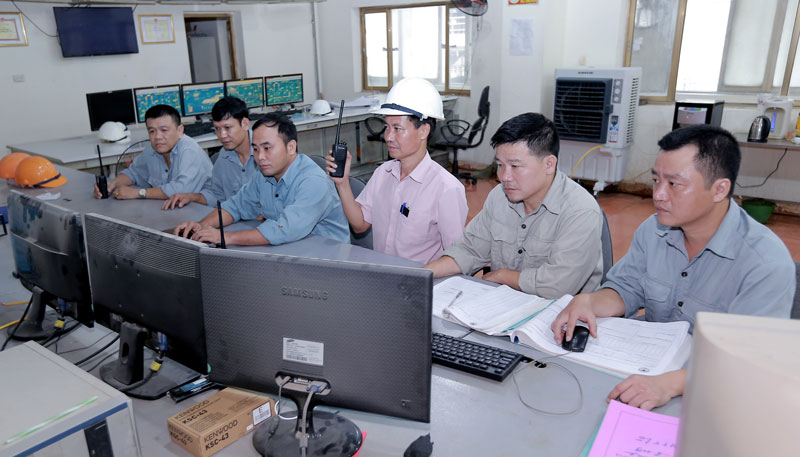  Phòng điều khiển sản xuất trung tâm của Công ty CP Xi măng La Hiên.