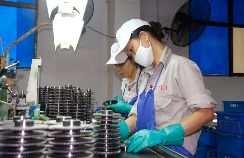  Công nhân gia công chi tiết máy tại Công ty Phụ tùng máy số 1 (T.P Sông Công).