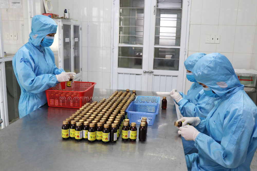  Bệnh viện Y học cổ truyền Thái Nguyên sản xuất thuốc, dung dịch sát khuẩn từ dược liệu phục vụ công tác phòng, chống dịch COVID-19.
