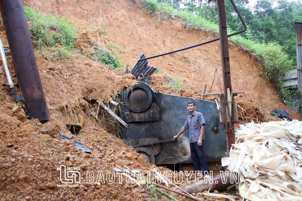 Do chưa khắc phục được hậu quả của trận sạt lở trước đó nên hiện nay, sau mỗi trận mưa, bùn, nước lại tràn vào Lò hơi của gia đình anh Trần Văn Thành.