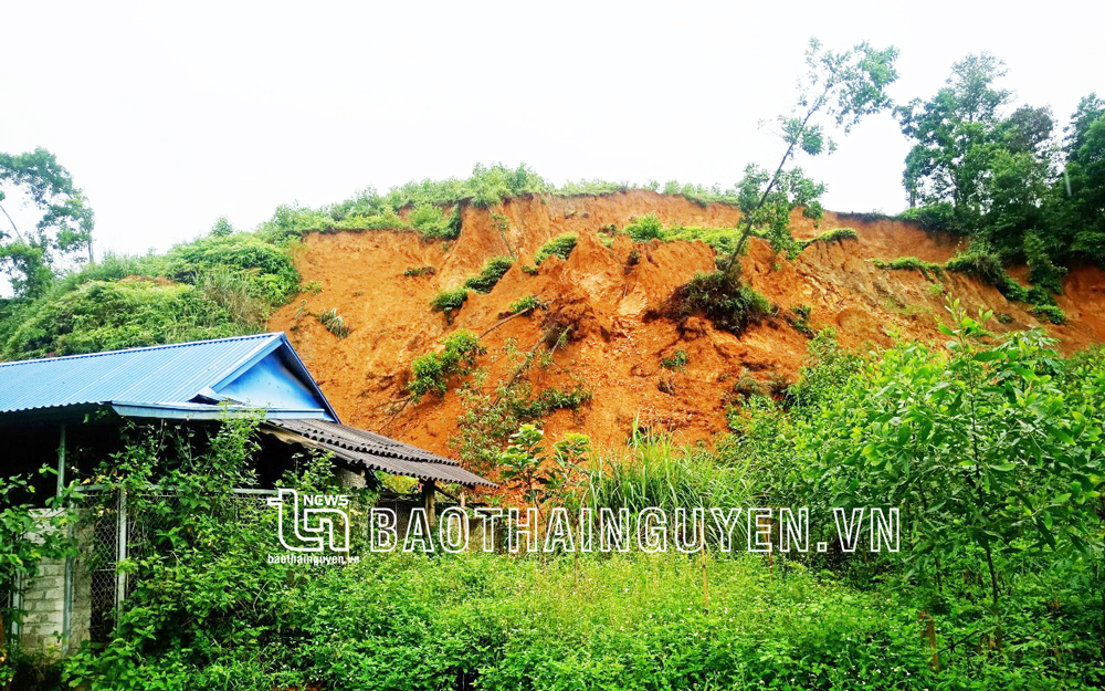  Vụ sạt lở taluy dương xảy ra tại xóm Bình Tiến, xã Bình Thành (Định Hoá) khiến 7.000m3 đất, đá rơi xuống.