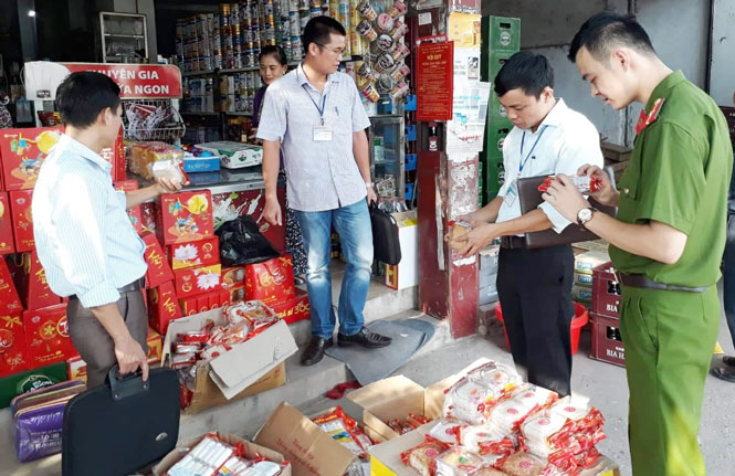  Đoàn kiểm tra liên ngành của huyện Phú Bình kiểm tra cơ sở sản xuất, chế biến, kinh doanh thực phẩm, hàng tiêu dùng trên địa bàn.