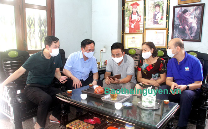   Lãnh đạo Sở Thông tin và Truyền thông và Vietel Thái Nguyên tham gia tuyên truyền vận động người dân cài đặt ứng dụng Bluezone.